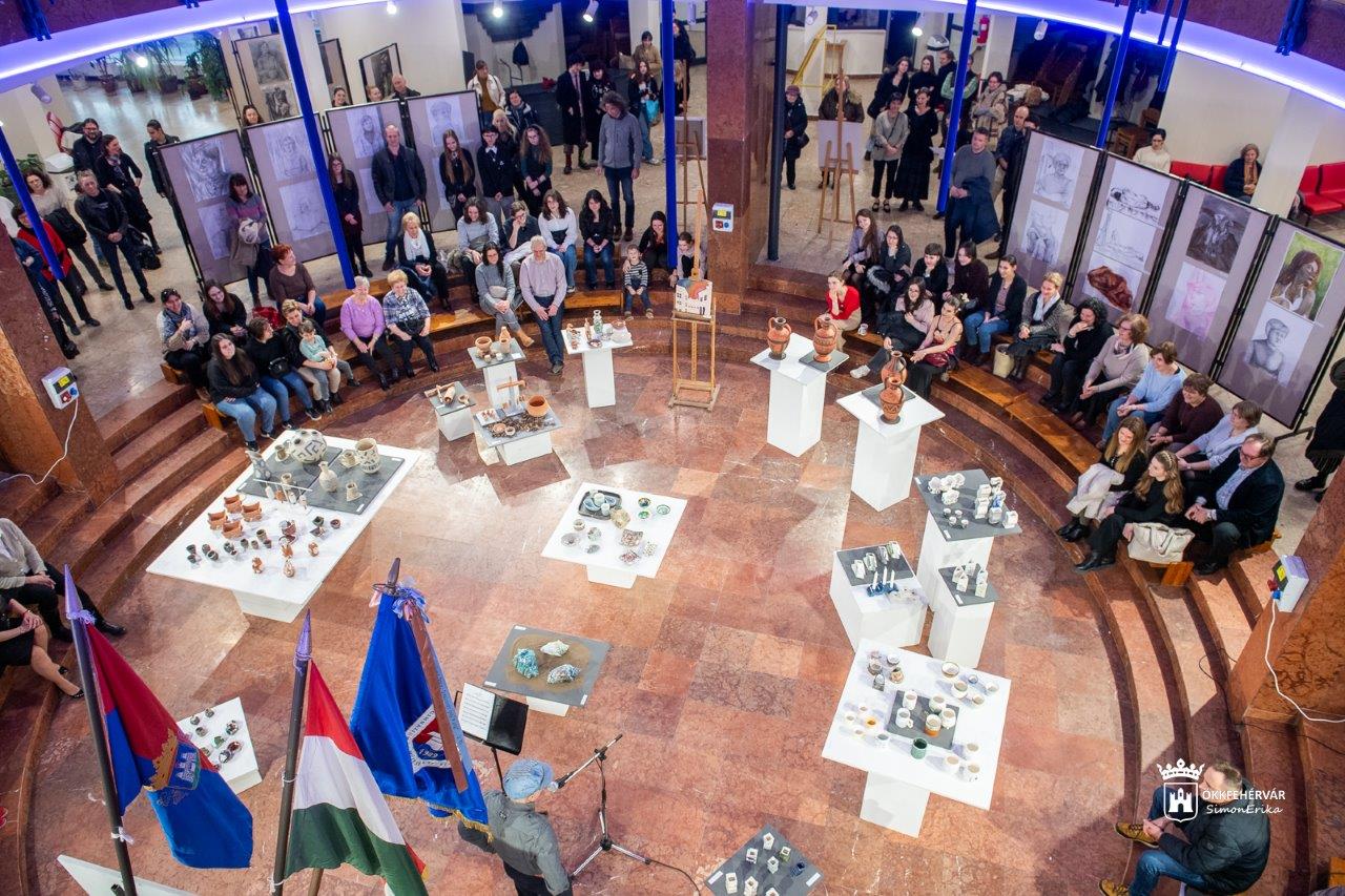 Új utakat kereső alkotások a megújult épületben - megnyílt a Tóparti Tárlat